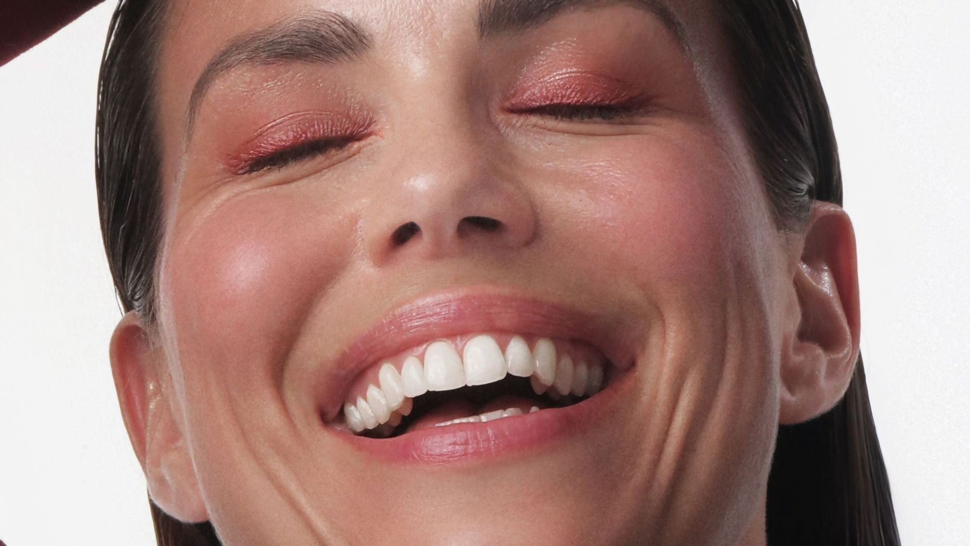 Before the holidays: how to keep a radiant smile and healthy gums