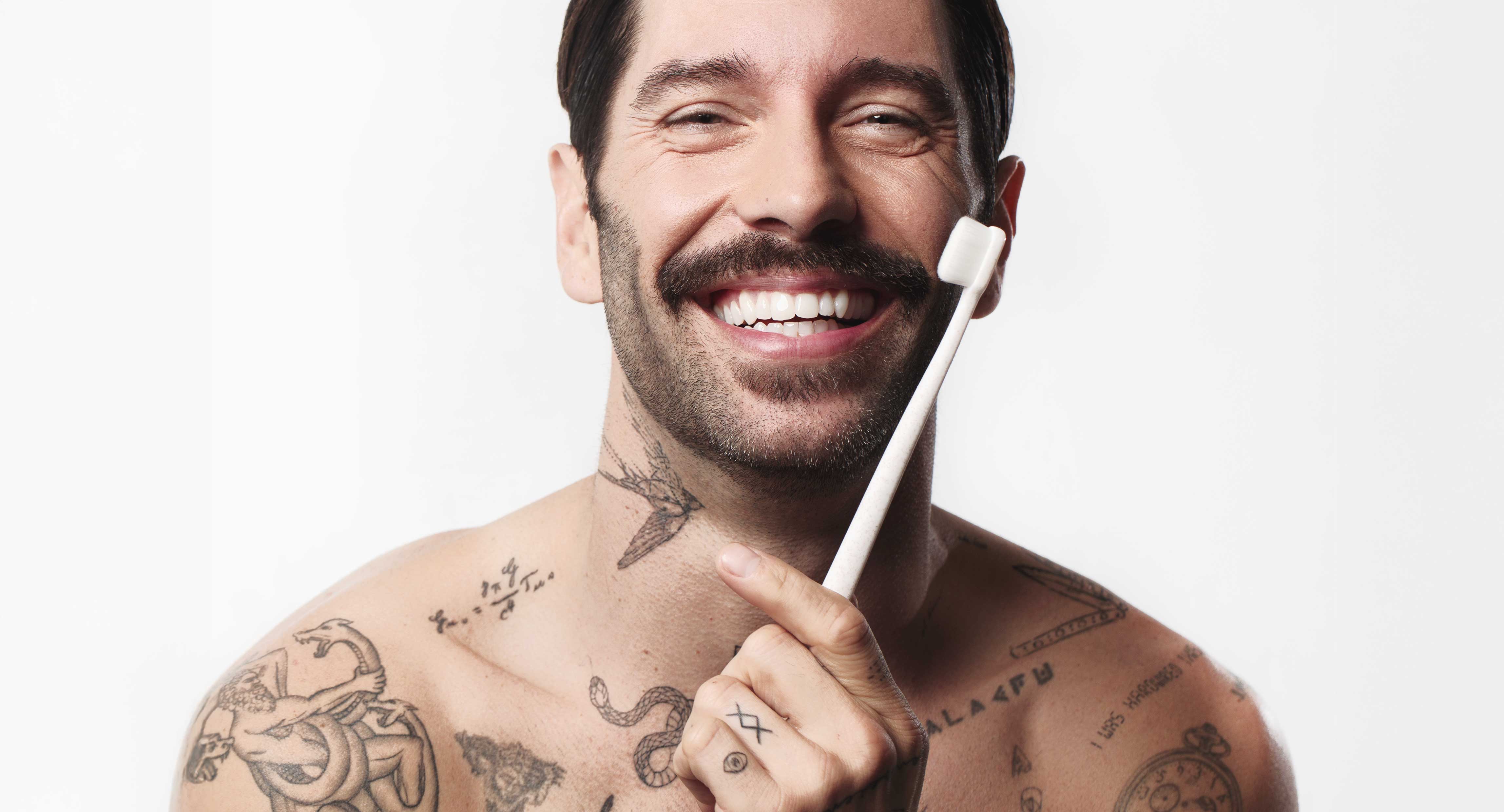 Aggressive brushing: the consequences on your teeth and the right habits to adopt